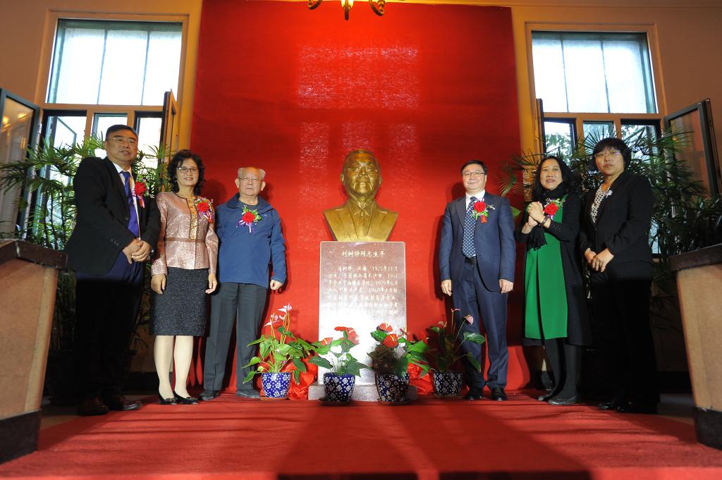 刘树铮基金委员会成立暨铜像揭幕仪式在91吃瓜
举行